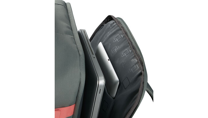 Laptop compartment 15.6"
