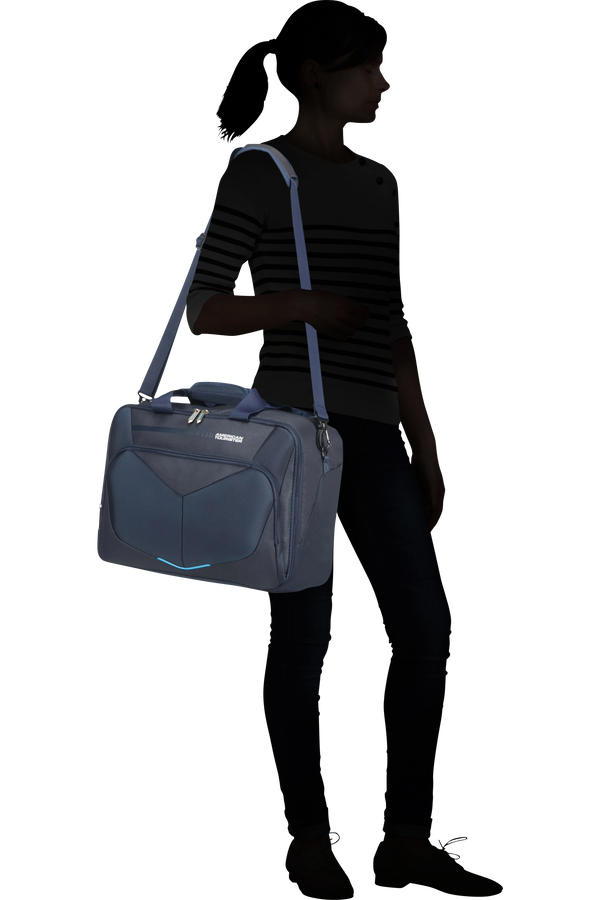 American tourister delite outlet 3 wheeled boarding bag